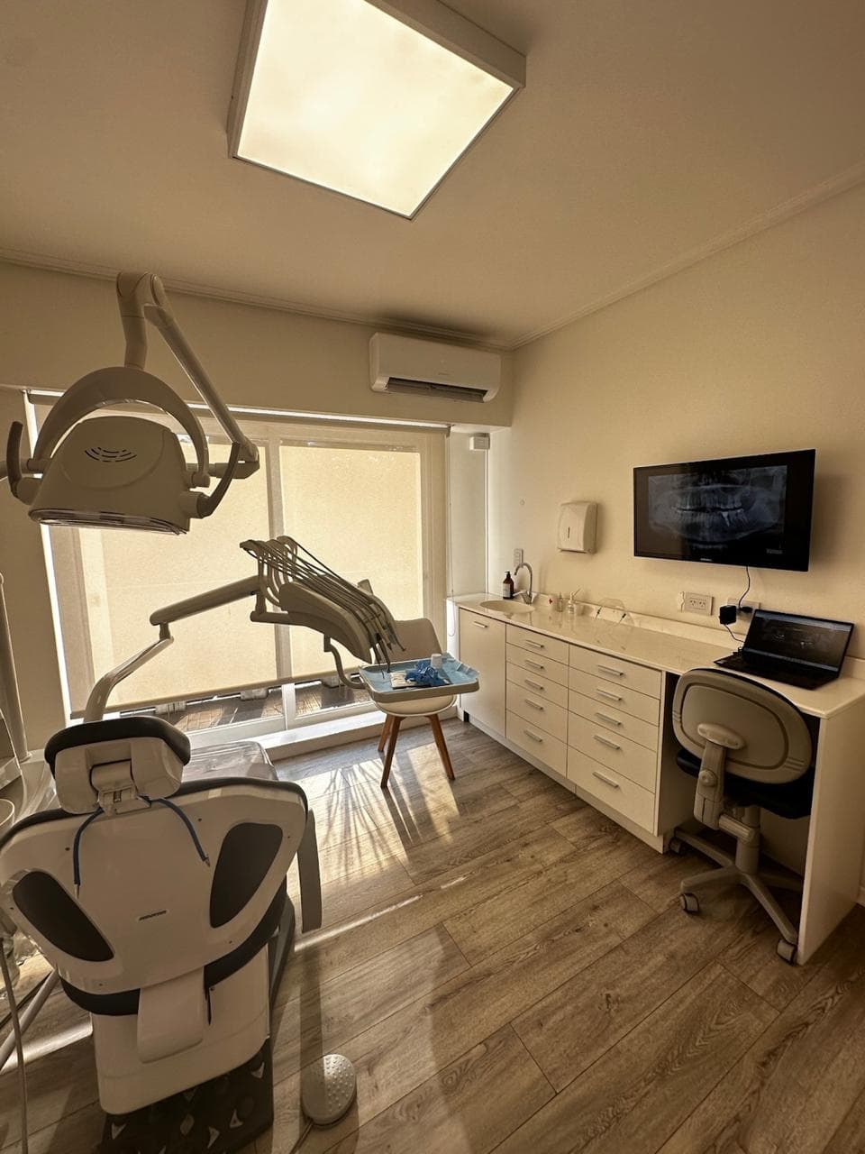 Sillón odontológico y equipamiento del consultorio